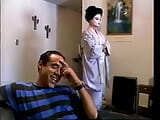 Awek Geisha yang berpantat panas dikongkek pepek oleh dua zakar di sofa snapshot 1