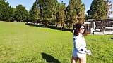 Fetysz. Gorąca nastolatka dziewczyna sika stojąc w parku snapshot 4
