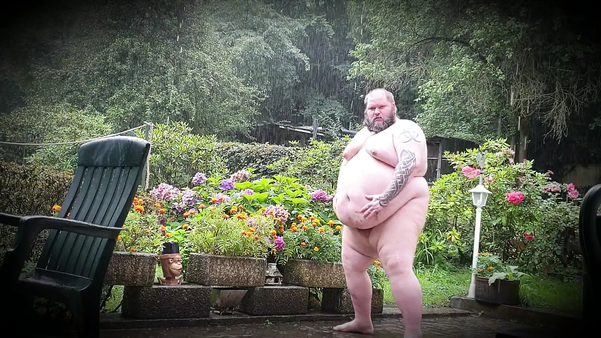 Superchubby soc - 在雨中在外面洗澡