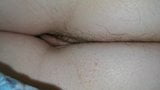 妻の毛深いお尻と後部マンコの膨らみ-気づいていない snapshot 9