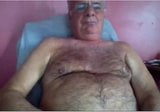 Opa streichelt vor der Webcam snapshot 2