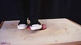 Kogut miażdżący pełną wagę w wysokich butach konwersyjnych - bootjob, shoejob snapshot 3