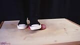 Schiaccia il cazzo a tutto peso in scarpe alte con le converse - sega con le tette, sega con le scarpe snapshot 3