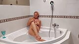 Amateur blonde rijpe vrouw geniet van seksspelletjes in de badkamer snapshot 2