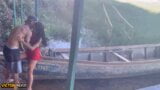 Proprietario di una barca che scopa turista sull'isola snapshot 7