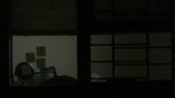 Neeighbor fönster tittar på tråkig natt snapshot 10
