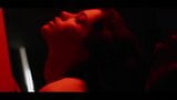 Рок-н-ролльная королева - худенькая красотка трахается в порномузыкальном музыкальном видео snapshot 6