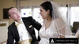 Pecados modernos - Noivo Assfucks Noiva italiana Valentina Nappi no dia do casamento + plug anal remoto snapshot 2
