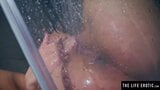 Sexy brunette zeept haar natuurlijke harige poesje in onder de douche snapshot 20