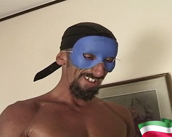 彼女は男の大きな固いチンポに犯されるのが大好き
