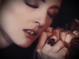 Bette Davis Eyes - Retro-behaarte Brünette neckt Musikvideo snapshot 9