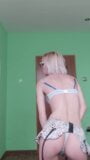18-årig tjej gör en naken dansshow i en sensuell striptease snapshot 1