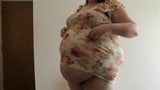 La ragazza obesa prova i vestiti stretti snapshot 9