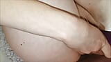 Sua esposa o está traindo com um vibrador, então ela tem os dois ao mesmo tempo e uma creampie anal. snapshot 7