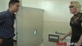 Fofa transsexual Isabella Sorrenti chupa pau grande no gloryhole snapshot 1