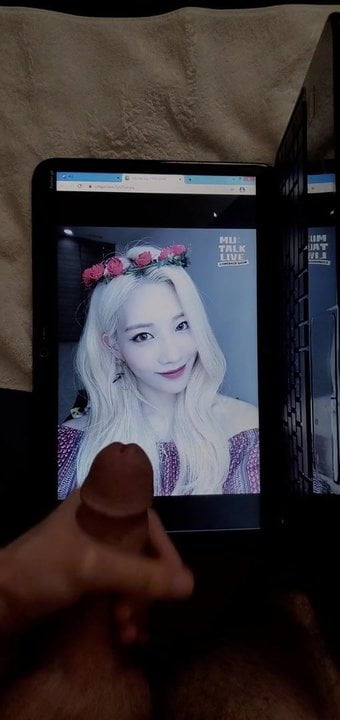 Loona Kim lip tribut de spermă