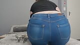 La ragazza con un gran culone scoreggia in jeans attillati snapshot 9
