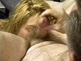 Blondine masturbeert met een roze dildo, zuigt aan een lul en maakt zichzelf af snapshot 11