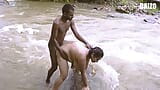 भारतीय चोदने लायक मम्मी की नदी के किनारे सार्वजनिक रूप से चुदाई, बड़े स्तनों के साथ हार्डकोर चुदाई snapshot 10