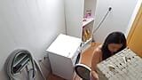 Geile getrouwde moeder neukt de klusjesman op de wasmachine snapshot 3