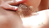 La sexy modelo audrey se desnuda mostrando su coño peludo snapshot 8