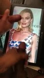 Margot Robbie streelt dubbele pik snapshot 2