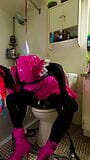 Sissy femme de ménage dans les toilettes, lavement snapshot 3