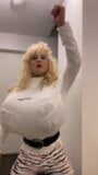तंग शर्ट और लेगिंग में विशाल स्तन वाली क्रॉसड्रेसर नृत्य snapshot 8