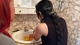 Escrava de colarinho usada como limpador de banheiro por amante lésbica snapshot 2