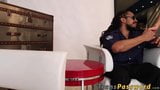 Hermosa transexual seduce a la policía antes de arar interracial snapshot 8