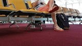 Junge zog Flip-Flops und Fußkettchen am Flughafen an snapshot 4