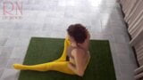 Regina Noir. Yoga in gelben Strumpfhosen beim Yoga im Fitnessstudio. Ein Mädchen ohne Höschen macht Yoga. Ein Athlet trainiert in einem öffe snapshot 15