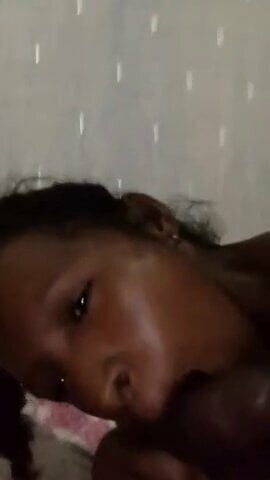 jeune femme de madagaskar qui aime suce