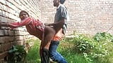 Indische hete vriendin wordt buitenshuis geneukt door haar vriend, hard-core Desi seksvideo snapshot 10