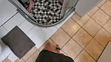 प्रेमिका मुझे शॉवर में अपने पैरों पर वीर्य निकालने के लिए चिढ़ाती है snapshot 2