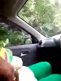 Tamilische Tante mit dicken Möpsen zeigt ihre Titten im Auto snapshot 1