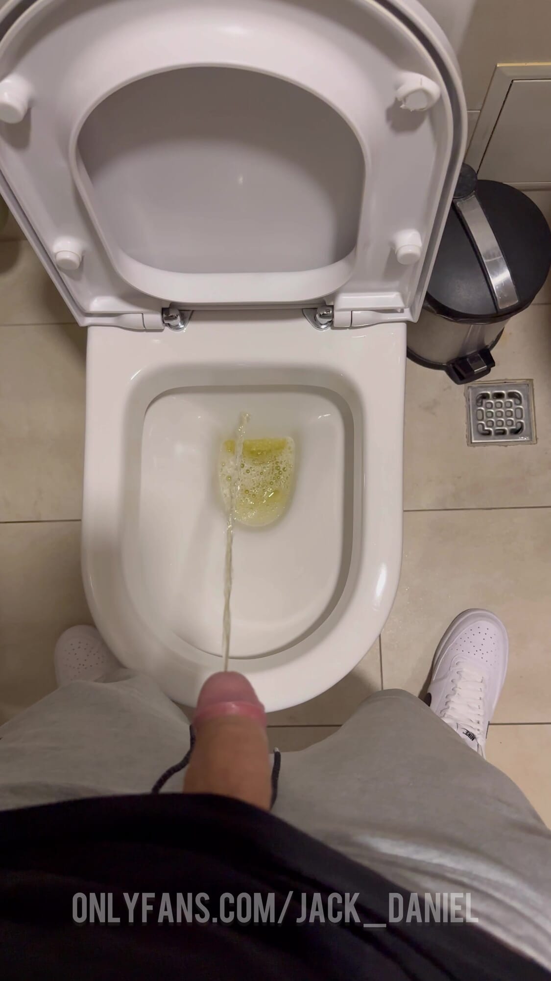 UN MEC PISSE DANS LES TOILETTES