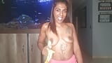 Desi em topless aperta seus peitos enquanto chupa e chupa uma banana snapshot 13