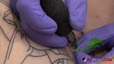 Sully Savage, bombasse tatouée, se fait tatouer le clito snapshot 12
