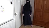 Pele pálida milf em Burqa e Niqab e salto alto dançando snapshot 12