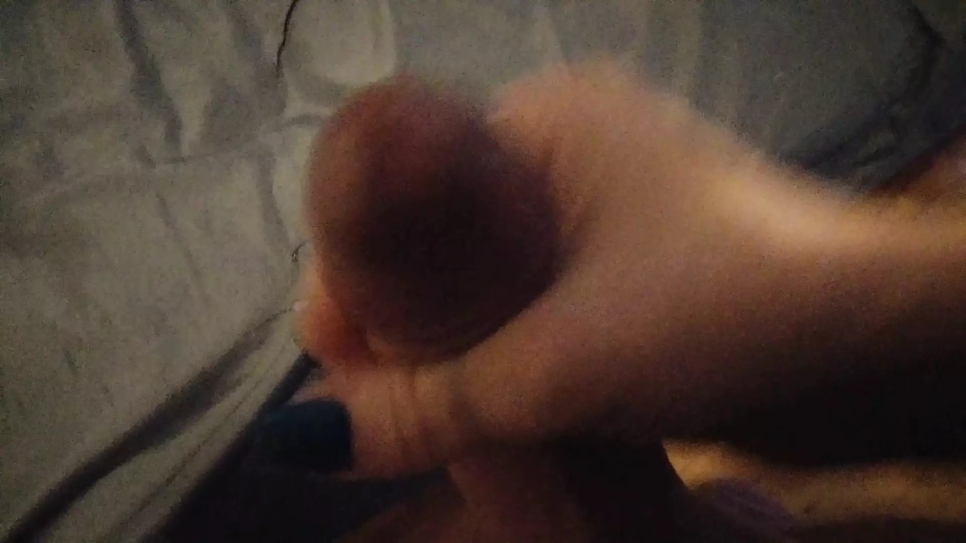 Je réveille Pappy comme il adore, en branlant sa petite bite.