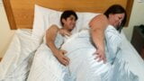 Madrastra comparte cama sexual con hijastro snapshot 9