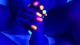 Sega con unghie incandescente di luce nera snapshot 2