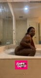 Amante negra en jacuzzi jugando con las partes de su cuerpo snapshot 3