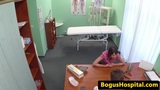 Enfermeira lésbica examina a buceta do paciente snapshot 2