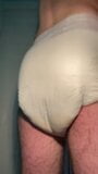Diaper Boy pinkelt in einer frischen Windel snapshot 10
