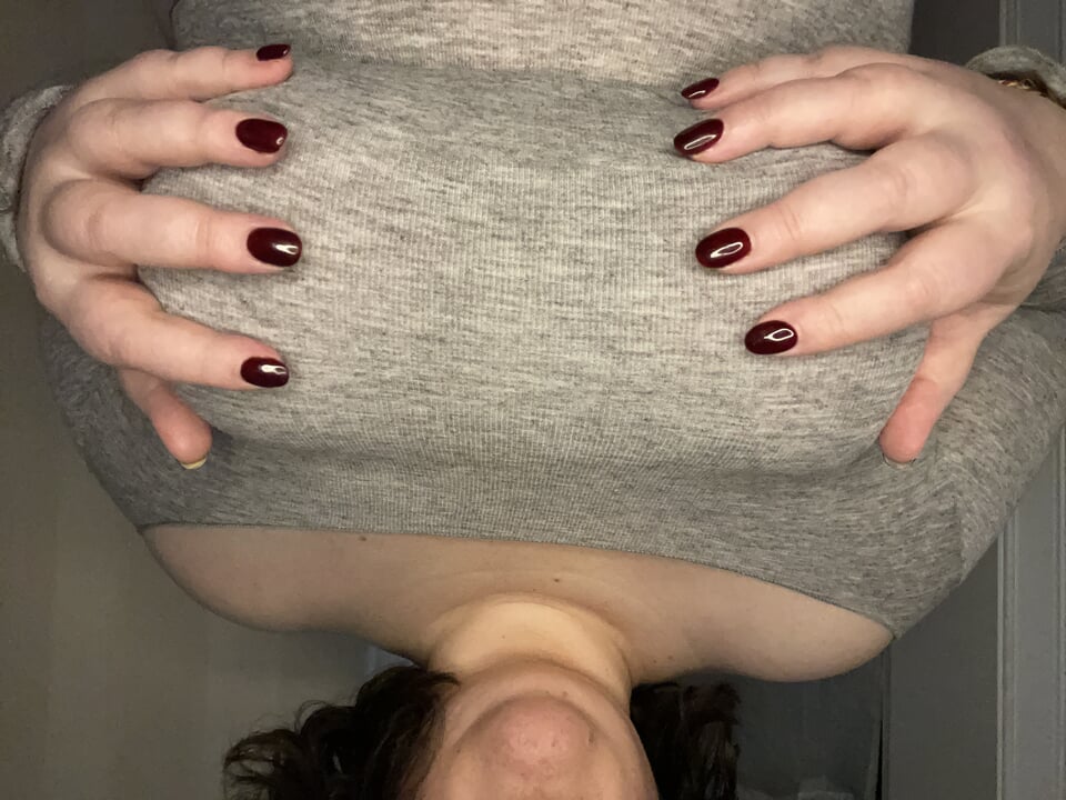 Curvă durere mare și frumoasă leagă țâțe uriașe strâns, apoi torturează țâțele legate și sfârcurile tari