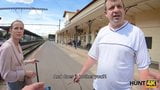 Hunt4k. Un chasseur rencontre une fille à la gare et l&#39;attire chez lui snapshot 2