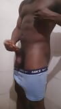 筋肉質の黒人ナイジェリア人男がバスルームでぎくしゃくしている。 snapshot 15