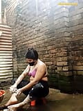 Une superbe bhabhi bengalie montre son corps sexy excellent pendant le bain. snapshot 14